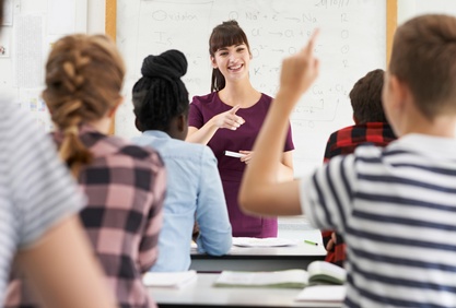 Schüler zeigt in einer Klasse auf